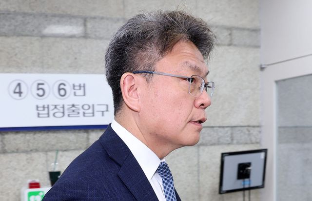 고(故) 채수근 상병(당시 일병) 순직 사건 기밀 누출 의혹과 관련해 이시원 전 대통령실 공직기강비서관이 15일 서울 서초구 서울중앙지방법원에서 열린 구속 전 피의자 심문(영장실질심사)에 출석하고 있다. (사진= 연합뉴스)