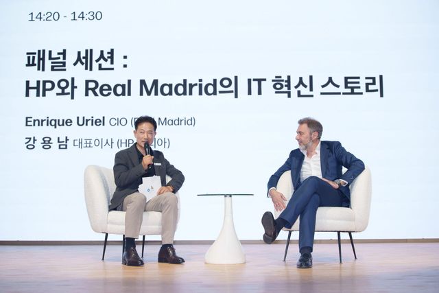 강용남 HP코리아 대표(왼쪽)와 엔리케 우리엘 레알 마드리드 최고정보책임자(CIO)가 15일 서울 여의도 페어몬트 앰배서더 서울에서 열린 ‘HP 일의 미래 서밋’ 패널 세션에서 대화를 나누고 있다. (사진=HP코리아)