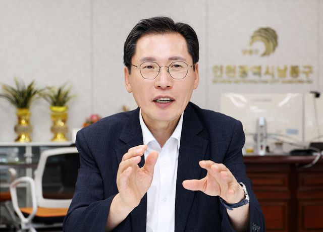 이병래 남동구청장이 15일 구청 집무실에서 인터뷰를 하고 있다. (사진 = 남동구 제공)