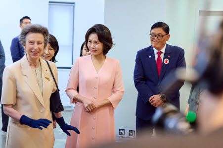 김혜경 여사와 영국 찰스 3세 국왕의 동생 앤 공주가 15일 서울 마포구 세이브더칠드런 코리아를 방문하고 있다. (사진=연합뉴스)