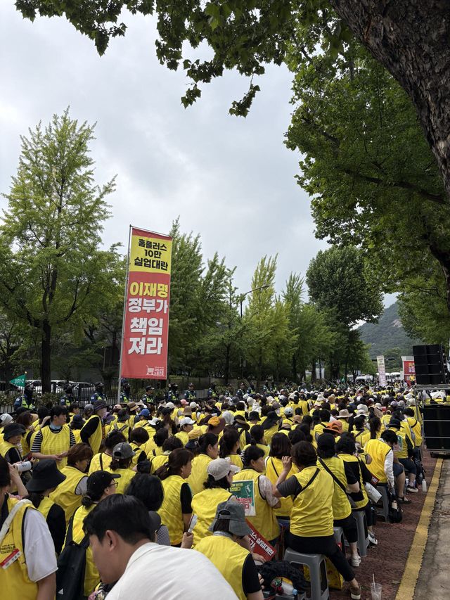 전국서비스산업노동조합연맹과 마트산업노동조합이 15일 오후 서울 종로구 청와대 사랑채 맞은편에서 '홈플러스 노동자·상인 총궐기대회'를 열었다. (사진= 석지헌 기자)