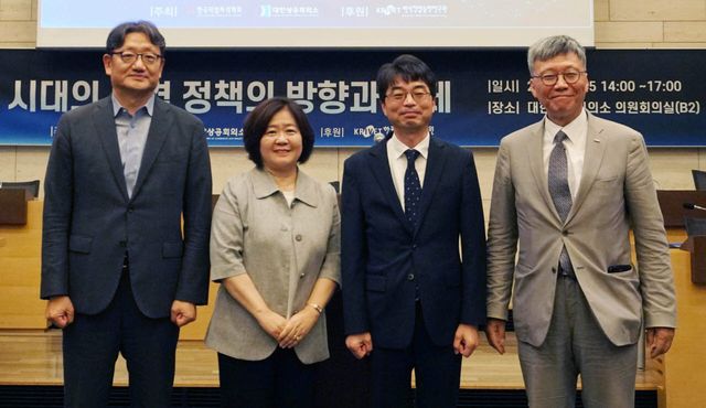대한상공회의소는 15일 한국직업자격학회와 공동으로 상의회관에서 ‘대변혁 시대의 자격정책 방향과 과제’를 주제로 학술대회를 개최했다고 밝혔다. 왼쪽부터 권기섭 전 경제사회노동위원장, 고혜원 한국직업자격학회장, 편도인 고용노동부 직업능력정책국장, 이병훈 한국산업인력공단 이사장.(사진=대한상의)
