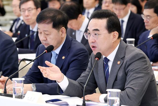 박홍근 기획처 장관이 15일 청와대 영빈관에서 열린 이재명 대통령 주재 부처 업무보고에서 발언하고 있다. 왼쪽은 구윤철 부총리 겸 재정경제부 장관.(사진=연합뉴스)