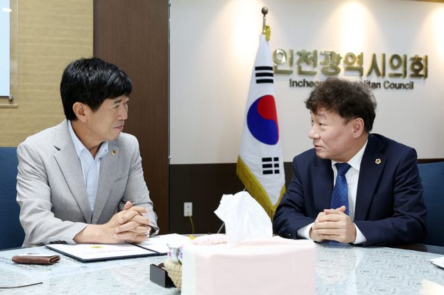 15일 남종섭 경기도의회 의장(오른쪽)이 박종혁 인천광역시의회 의장을 만나 지방의회법 제정에 대한 공감대를 형성하고 있다.(사진=경기도의회)