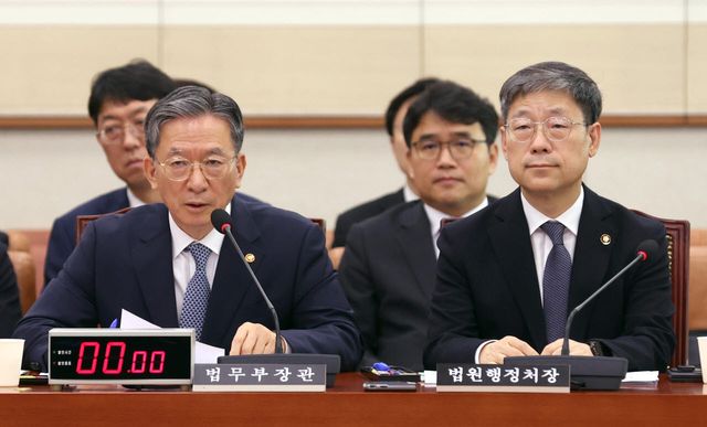 정성호(왼쪽) 법무부 장관이 15일 서울 여의도 국회에서 법제사법위원회 전체회의에 출석, 질의에 답변하고 있다. 오른쪽은 노경필 법원행정처장.(사진=이데일리 노진환 기자)
