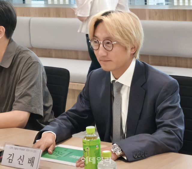 김신배 라인 디지털 프론티어 공동대표가 지난 7일 일본 도쿄 라인 디지털 프론티어 오피스를 방문한 만사모 등 민간사절단에게 일본 만화산업에 대해 소개하고 있다. (사진=한광범 기자)
