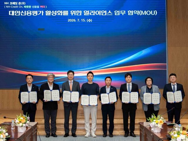 지난 15일 서울 서대문구 NH농협은행 신관에서 진행된 업무 협약식에서 신원근 카카오페이 대표(오른쪽에서 세 번째)와 강태영 NH농협은행 은행장(왼쪽에서 세 번째)을 비롯한 주요 인사들이 기념촬영을 하고 있다.(자료=카카오페이)