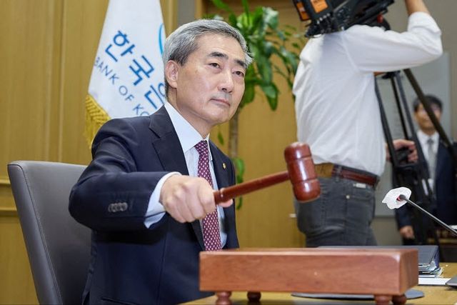 신현송 한국은행 총재가 16일 서울 중구 한국은행에서 열린 금융통화위원회 본회의에 참석해 의사봉을 두드리고 있다.(사진=사진공동취재단)