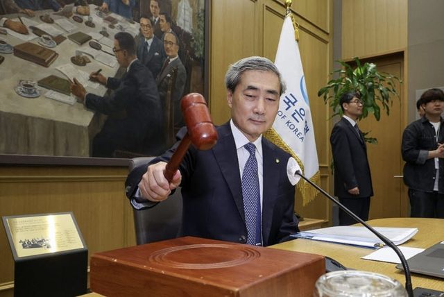 신현송 한국은행 총재가 28일 서울 중구 한국은행에서 열린 금융통화위원회 본회의에 참석해 의사봉을 두드리고 있다. (사진=연합뉴스)