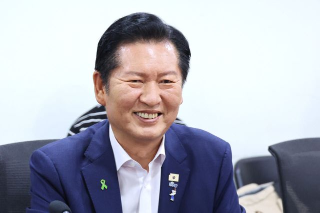 더불어민주당 당권 주자인 정청래 의원이 16일 서울 여의도 국회 의원회관에서 열린 검사 권력 오남용 사례로 본 형사소송법 개정 토론회에서 미소짓고 있다.(사진=뉴스1)