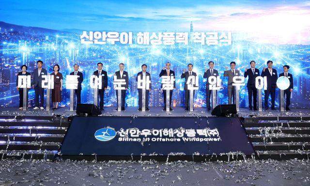 (왼쪽 네 번째부터) 이영조 한국중부발전 사장, 이재각 진도군수, 민형배 전남광주통합특별시장, 김성환 기후에너지환경부 장관, 정인섭 한화오션 사장, 김태성 신안군수가 신안우이 해상풍력 발전사업 착공식에서 세리머니를 진행하고 있다. (사진=한화오션)