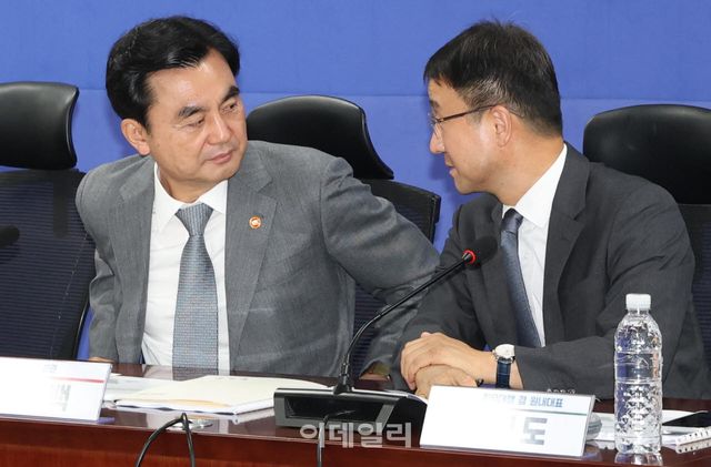 [이데일리 노진환 기자] 한병도(오른쪽) 더불어민주당 당대표 직무대행 겸 원내대표와 안규백 국방부 장관이 16일 서울 여의도 국회에서 열린 ‘스마트강군 육성, 국군사관학교 창설방안 당정협의’에 참석, 대화하고 있다.