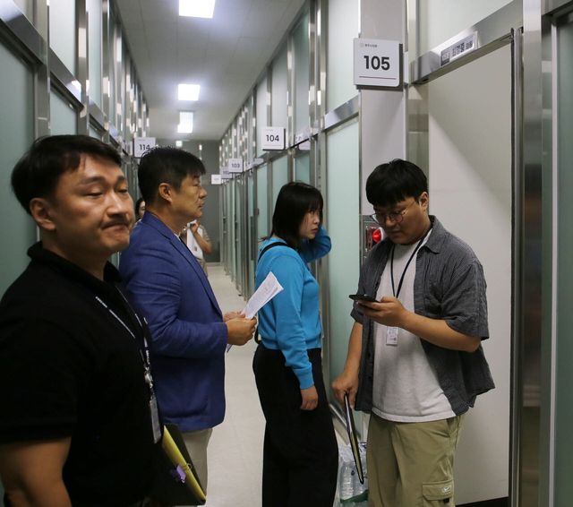 15일 오전 경찰이 충북 청주시의회에서 아동 성매매혐의로 수사를 받고 있는 최영중 시의원 집무실에 대한 압수수색을 진행하고 있다.(사진=뉴시스)