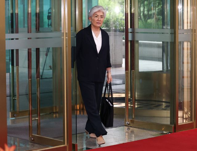 조현 외교부 장관의 지시에 따라 일시 귀국한 강경화 주미대사가 15일 조 장관과의 면담을 위해 서울 종로구 외교부 청사로 들어가고 있다. [연합뉴스 제공]