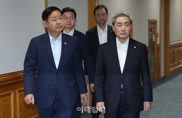 구윤철 부총리 겸 재정경제부 장관, 이억원 금융위원회 위원장, 신현송 한국은행 총재, 이찬진 금융감독원장이 16일 서울 중구 은행회관에서 열린 시장상황점검회의를 위해 이동하고 있다. (사진=이영훈 기자)