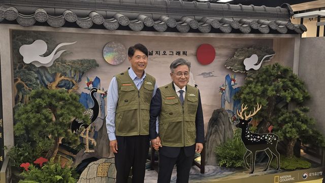 박영준 더네이쳐홀딩스 대표(왼쪽)와 허민 국가유산청장이 16일 서울 여의도 더현대 서울 내 내셔널지오그래픽 어패럴 'K헤리티지' 팝업스토어에서 기념촬영을 하고 있다. (사진=김지우 기자)