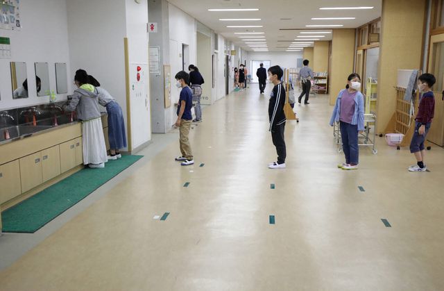 일본 도쿄의 한 학교에서 아이들이 손을 씻기 위해 줄을 서고 있다. (사진=AFP)