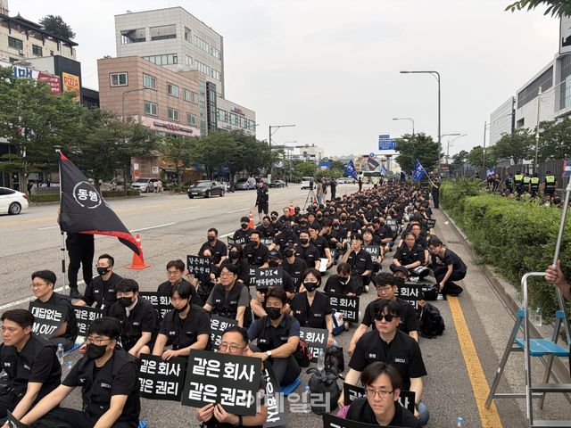 삼성전자 2대 노조인 삼성전자노동조합 동행(동행노조)가 16일 오후 5시 30분부터 삼성전자 수원사업장에서 경영진을 규탄하는 조합원 집회를 열었다. 조합원들이 집회에 참여하고 있다.(사진=공지유 기자)