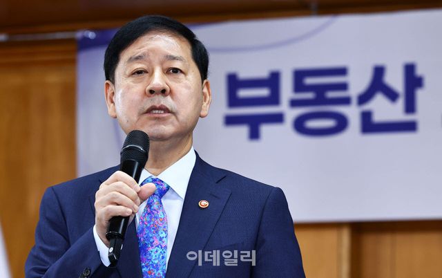 [이데일리 방인권 기자] 구윤철 경제부총리 겸 재정경제부 장관이 16일 서울 중구 은행회관에서 열린 '부동산 세제 국민 의견 경청 토론회'에서 모두발언을 하고 있다.