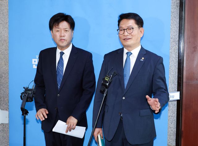 송영길 더불어민주당 의원(오른쪽)과 김용 전 민주연구원 부원장 기자회견(사진= 연합뉴스)