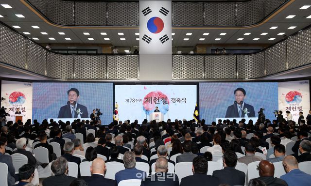 [국회사진기자단] 조정식 국회의장이 17일 서울 여의도 국회에서 제78회 제헌철 경축사를 하고 있다.
