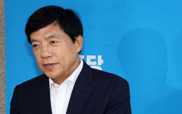 이성윤 더불어민주당 최고위원이 지난 14일 오전 서울 여의도 국회에서 열린 비공개 최고위원회의를 마치고 취재진 앞에서 발언하고 있다. (사진=뉴시스)