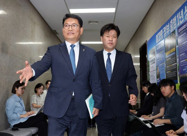더불어민주당 8·17 전당대회에 당 대표 후보로 등록한 송영길 의원(왼쪽)과 최고위원 후보로 등록한 김용 전 민주연구원 부원장이 17일 국회에서 자신들의 후보 자격 논란과 관련해 열린 비공개 최고위원회의에 입장하고 있다. (사진=연합뉴스)