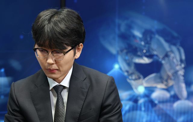 고심하는 신진서.(사진=연합뉴스)