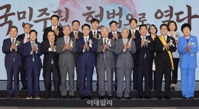 [국회사진기자단] 조정식 국회의장을 비롯한 참석자들이 17일 서울 여의도 국회에서 열린 제78주년 제헌절 경축식에서 기념촬영을 하고 있다.