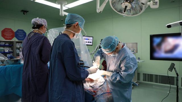상하이 푸단대학 부속 화산병원 의료진이 지난 13일 상용 뇌-컴퓨터 인터페이스 수술을 진행하고 있다.(사진=화산병원)