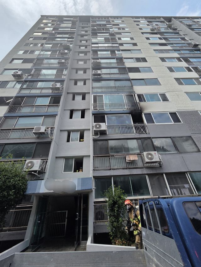 17일 오후 화재가 발생한 부산 북구의 한 아파트. (사진=부산소방재난본부)