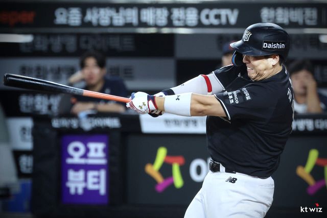 17시즌 연속 100안타 대기록을 세운 KT위즈 김현수. 사진=KT위즈