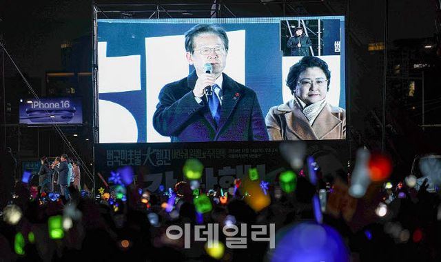 2024년 12월 14일 서울 영등포구 여의도 국회 앞에서 열린 윤석열 대통령 탄핵 촉구 집회에서 참석자들이 당시 이재명 더불어민주당 대표의 발언을 들으며 응원봉을 흔들고 있다.(사진=연합뉴스)