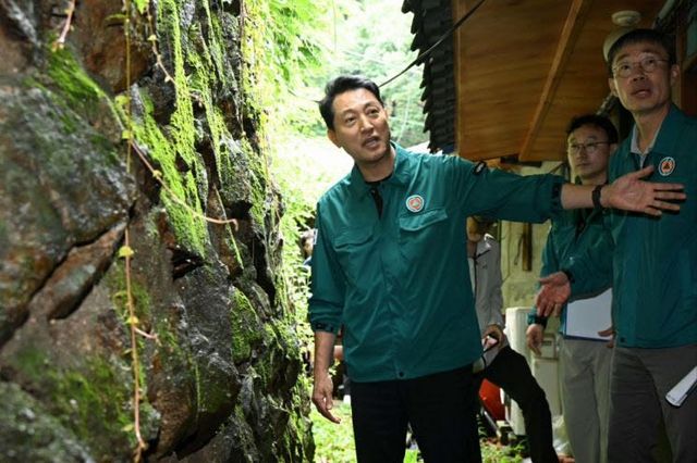 오세훈 서울시장이 18일 서울 은평구 약수사를 방문해 산사태 방지 시설을 점검하고 있다. (사진=서울시)