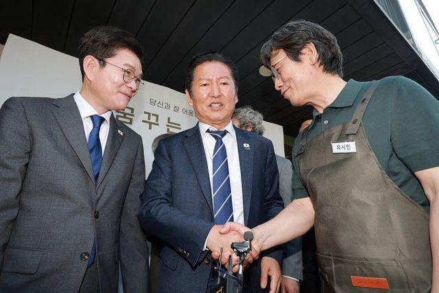 대화하는 정원오-정청래-유시민(사진 = 연합뉴스)