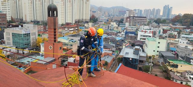 박씨가 로프 작업에 앞서 장비 연결 방법을 설명하고 있다. (사진=박계진 제공)