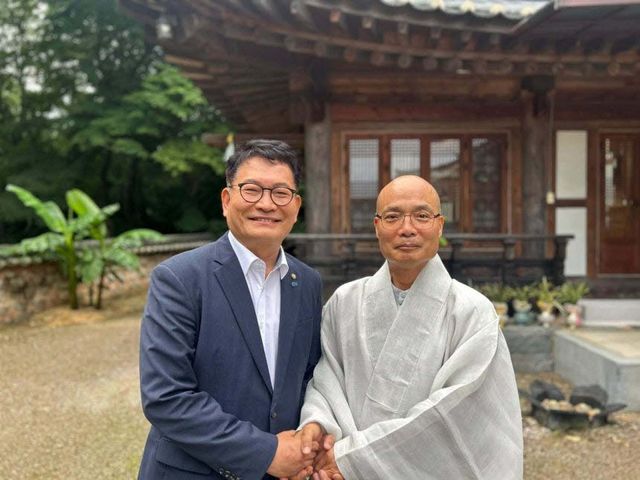 송영길 전 더불어민주당 대표(왼쪽)와 선운사 경우 주지스님. (사진=송 전 대표 페이스북)