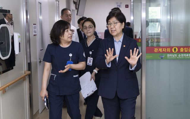 지난달 전라남도 순천시에 위치한 순천의료원을 방문한 정은경 보건복지부 장관(오른쪽)이 현장 의료진 및 관계자들과 대화를 나누는 모습.(사진=보건복지부)