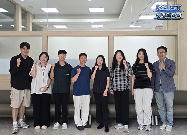 KAIST 연구진.(왼쪽부터)박원형 박사과정, 김채원 박사, 강인 박사, 강병훈 박사, 김유민 박사, 박상희 박사과정, 임서현 석박통합과정, 이흥규 교수.(사진=KAIST)