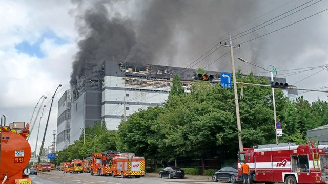 소방대가 19일 오전 인천 서해구 석남동 쿠팡물류센터 건물에서 이틀째 진화작업을 하고 있다. (사진 = 이종일 기자)