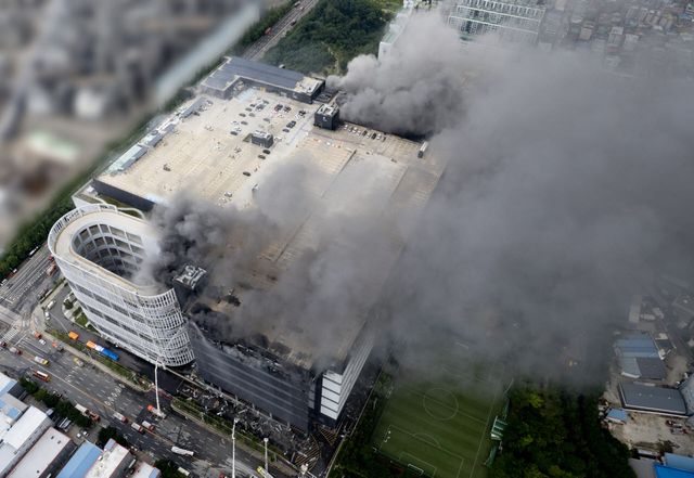 19일 이틀째 화재가 이어지고 있는 인천 서해구 석남동 쿠팡32물류센터에서 소방관들이 진화 작업을 하고 있다. (사진 = 연합뉴스)