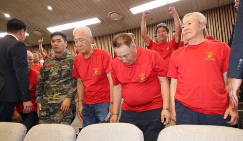 채해병 특검법 본회의 통과, 인사하는 해병대 예비역 연대(사진 = 연합뉴스)