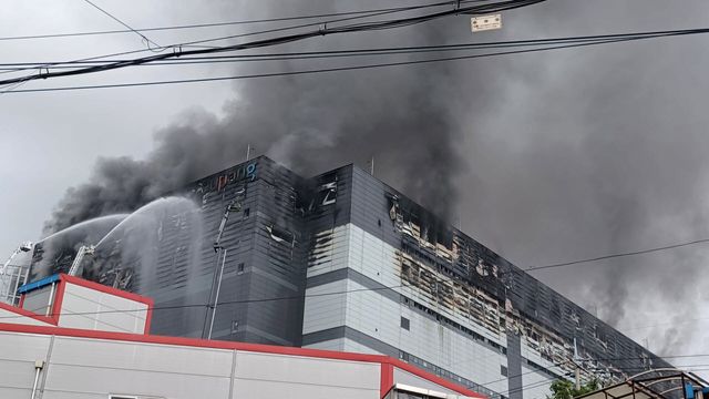 소방대가 19일 오전 인천 서해구 석남동 쿠팡물류센터 건물에서 이틀째 진화작업을 하고 있다. (사진 = 이종일 기자)