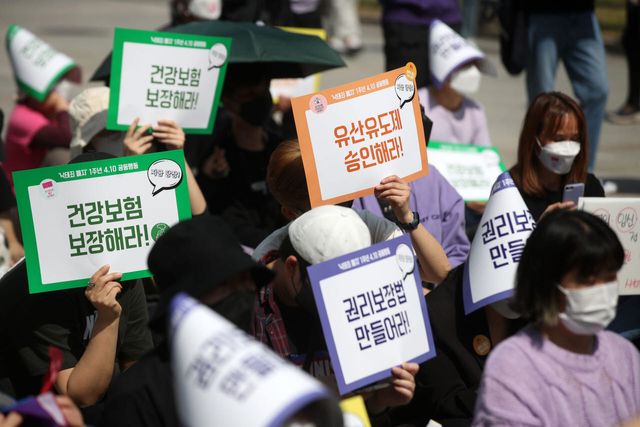여성단체와 보건단체 등 낙태죄 폐지 1년 4.10 공동행동이 2022년 서울 종로구 보신각 앞에서 집회를 열고 유산유도제 즉각 도입, 임신중지 의료행위에 대한 건강보험 적용, 재생산 및 성에 관한 건강과 권리 포괄적 보장 등을 촉구하고 있다.(사진=뉴시스)