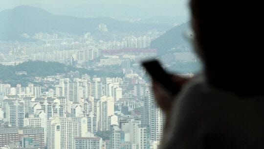 은행들의 가계대출 여력이 빠르게 소진되면서 하반기 대출 문턱이 높아질 전망이다.(사진=연합뉴스)