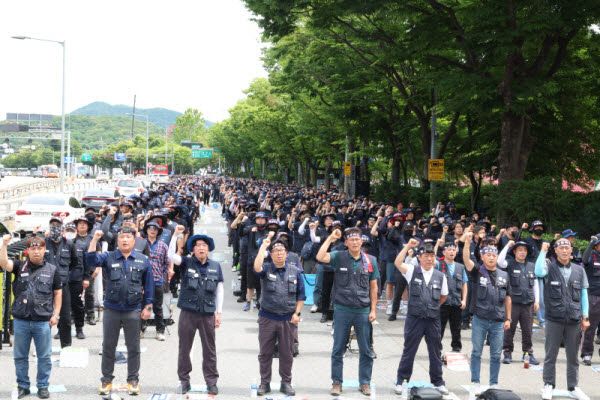 금속노조 충남지부 현대제철 비정규직지회 조합원 2000여명이 지난 24일 오후 서울 양재 현대차그룹 본사에 모여 집회를 열고 있다.(사진=금속노조 제공)