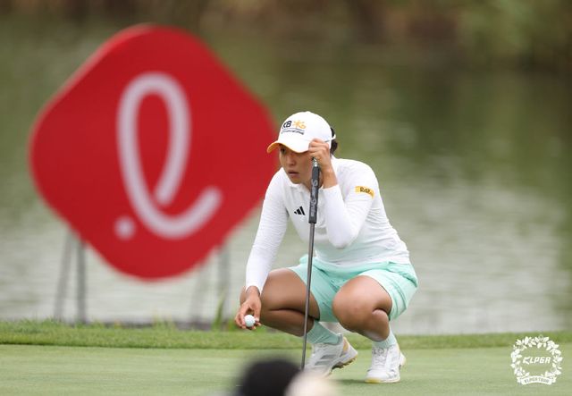 박예지가 6번홀에서 그린의 경사를 살피고 있다. (사진=KLPGA)