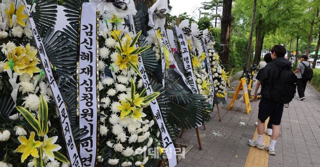 [이데일리 방인권 기자] 2일 서울 강동구 배재고등학교에 배재고등학교 야구부 선수들을 비판하는 근조화환들이 놓여 있다.