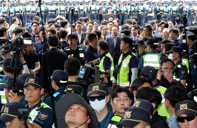 국회 '제9회 전국동시지방선거 투표용지 부족 사태 등 국민 참정권 침해 진상규명 및 선거관리 개혁을 위한 국정조사 특별위원회' 위원들이 2일 현장 조사가 예정된 서울 송파구 올림픽공원 핸드볼경기장 개표소 진입을 시도하며 경찰이 현장을 정리하는 것을 지켜보고 있다. 사진=연합뉴스