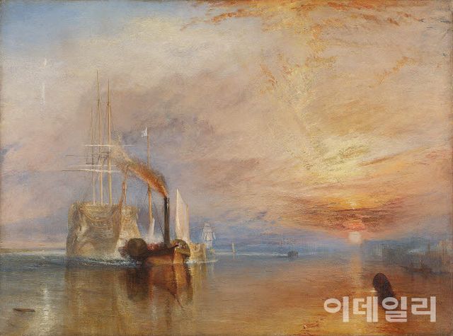 윌리엄 터너의 ‘전함 테메레르호의 마지막 항해’(1839). 영국의 ‘국민 그림’이라 불리는 걸작이다. 테메레르호는 1798년에 진수한 3층 갑판의 목조 군함으로 1805년 트라팔가해전에서 넬슨 제독을 구하고 프랑스 군함 두 척을 포획하며 대승을 이끌었다. 하지만 33년의 세월을 못 이겨내 부품을 다 뜯어낸 껍데기로 해체돼야 했고 1838년 템스강을 거슬러 선박 해체장으로 예인되는 그 마지막 항해를 터너가 포착했다. 해체장으로 가기 전 돛대까지 모두 철거됐지만 터너는 테메레르호의 마지막 품격을 지켜주기 위해 돛대를 그대로 살려냈다. 수많은 자산가·수집가가 거액 제안도 뿌리치고 터너는 평생 이 작품을 팔지 않다가 죽기 전 다른 명작들과 함께 국가에 기증했다. 캔버스에 유채, 90×121.6㎝. 내셔널갤러리(영국 런던) 소장.